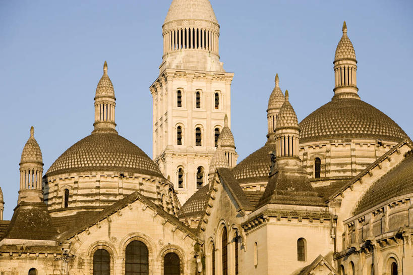 无人,教堂,横图,室外,白天,仰视,旅游,度假,名胜古迹,窗户,标志建筑,地标,建筑,法国,欧洲,阴影,节日,遗迹,光线,影子,墙,古迹,文化,文物,娱乐,建设,古建筑,玻璃窗,墙壁,墙面,蓝色,蓝天,天空,阳光,天,祈祷,享受,休闲,健康,旅游胜地,放松,许愿,宗教,信仰,晴朗,纪念,祈求,基督教,西欧,天主教,法兰西,信念,古文明,万里无云,法兰西共和国,阿基坦,法兰西第五共和国,多尔多涅省,亚魁当,阿基坦大区,多尔多涅,佩里格,平安,晴空,晴空万里,彩图,低角度拍摄,大教堂,礼拜堂,佩里格区