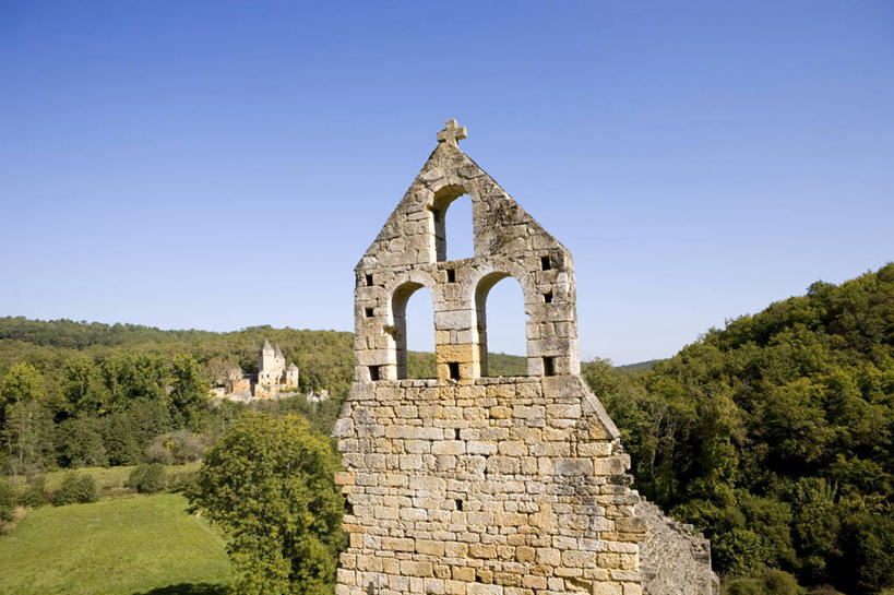 无人,横图,室外,白天,正面,旅游,度假,草地,草坪,石头,名胜古迹,树林,植物,标志建筑,地标,建筑,法国,欧洲,阴影,遗迹,光线,石子,影子,堡垒,城堡,古迹,文物,娱乐,建设,古建筑,废墟,草,树,树木,蓝色,绿色,蓝天,天空,阳光,自然,天,享受,休闲,旅游胜地,放松,生长,晴朗,成长,西欧,要塞,法兰西,古文明,万里无云,法兰西共和国,阿基坦,法兰西第五共和国,多尔多涅省,亚魁当,阿基坦大区,设防,多尔多涅,佩里格,石块,岩石,晴空,晴空万里,彩图,佩里格区