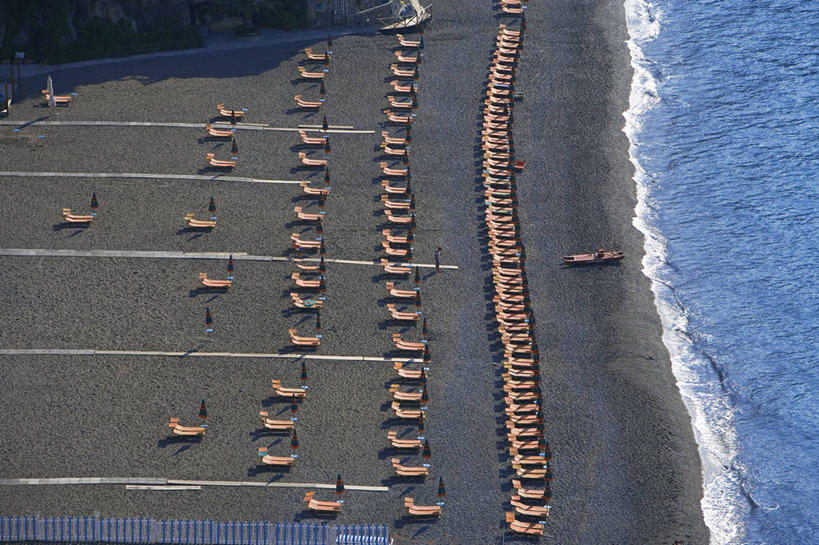 无人,横图,俯视,室外,白天,旅游,度假,海浪,海洋,美景,沙滩,椅子,意大利,欧洲,一排,许多,阴影,整齐,并列,并排,光线,沙子,影子,躺椅,海岸,景观,浪花,沙地,很多,娱乐,排列,阳光,自然,海水,享受,休闲,景色,放松,沙滩椅,队列,南欧,自然风光,平行,海景,意大利共和国,坎帕尼亚,阿马尔菲海岸,阿玛尔菲海岸,阿玛菲海岸,坎帕尼亚大区,阿玛菲海岸风景区,波西塔诺,波西塔诺小镇,萨莱诺,萨莱诺省,大海,风浪,海,海水的波动,海滩,近岸浪,涌浪,彩图,高角度拍摄