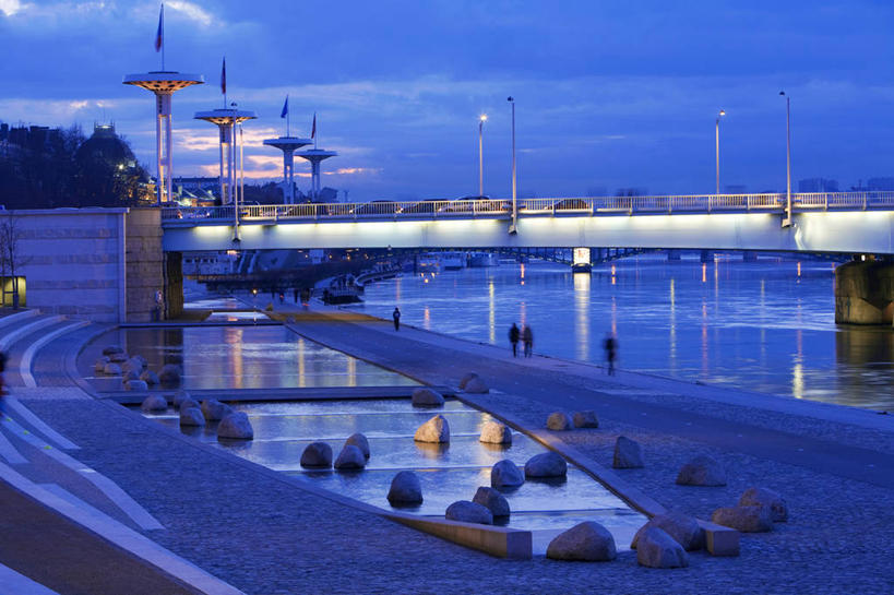 无人,码头,横图,室外,白天,正面,度假,河流,美景,日落,水,城市风光,城市,大桥,港口,路灯,桥梁,照明,法国,欧洲,阴影,光线,影子,河水,景观,水流,晚霞,霞光,落日,斜拉桥,桥,灯光,娱乐,灯,黄昏,享受,休闲,景色,彩霞,放松,照亮,照明设备,西欧,法兰西,法兰西共和国,首府,里昂,法兰西第五共和国,夕照,薄暮,斜张桥,罗讷省,夕阳,彩图,傍晚,摆渡口,埠头,渡口,渡头,港湾,海港,货运码头,口岸,商港,罗讷.阿尔卑斯,罗讷.阿尔卑斯大区,斜阳