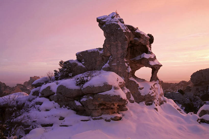 无人,横图,室外,白天,正面,旅游,度假,石头,美景,日落,雪,大雪,法国,欧洲,石子,积雪,景观,晚霞,霞光,雪景,冬季,冬天,落日,娱乐,自然,黄昏,享受,休闲,景色,彩霞,放松,寒冷,西欧,法兰西,自然风光,法兰西共和国,法兰西第五共和国,严寒,夕照,薄暮,普罗旺斯.阿尔卑斯.蓝色海岸,普罗旺斯.阿尔卑斯.蓝色海岸大区,罗讷河口省,罗讷河口,石块,岩石,夕阳,彩图,傍晚,斜阳