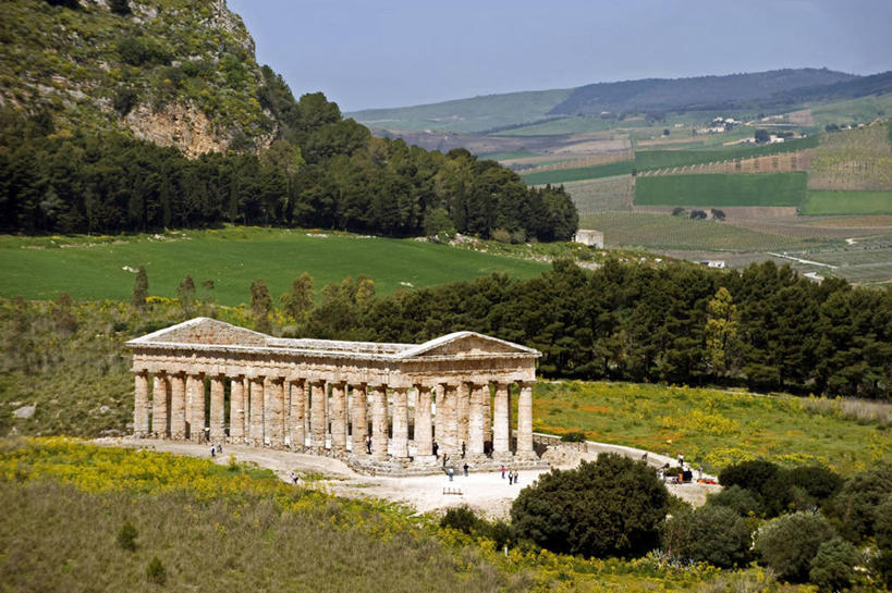 无人,横图,室外,白天,正面,旅游,度假,草地,草坪,石头,名胜古迹,山,山脉,树林,植物,标志建筑,地标,建筑,意大利,欧洲,阴影,遗迹,光线,石子,影子,柱子,山峰,山峦,古迹,文物,娱乐,建设,古建筑,废墟,草,树,树木,蓝色,绿色,蓝天,天空,阳光,自然,群山,天,享受,休闲,旅游胜地,放松,生长,晴朗,成长,西西里,南欧,古文明,万里无云,意大利共和国,西西里岛,特拉帕尼省,石块,岩石,晴空,晴空万里,彩图,卡拉塔菲米塞杰斯塔