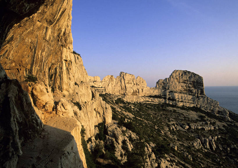 无人,横图,室外,白天,正面,旅游,度假,马赛,海浪,海洋,石头,美景,法国,欧洲,阴影,光线,石子,影子,洞,景观,浪花,悬崖,娱乐,蓝色,蓝天,天空,阳光,自然,海水,天,享受,休闲,景色,放松,洞穴,晴朗,西欧,法兰西,自然风光,海景,穴,万里无云,法兰西共和国,首府,法兰西第五共和国,绝壁,普罗旺斯.阿尔卑斯.蓝色海岸,普罗旺斯.阿尔卑斯.蓝色海岸大区,罗讷河口省,罗讷河口,大海,风浪,海,海水的波动,近岸浪,石块,岩石,涌浪,晴空,晴空万里,彩图
