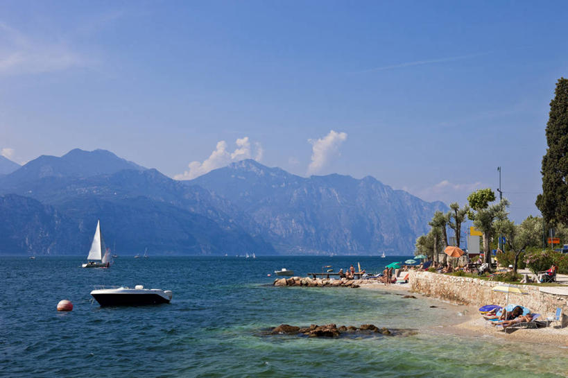 帆船,无人,横图,室外,白天,正面,旅游,度假,湖,湖泊,美景,山,山脉,水,植物,船,意大利,欧洲,阴影,波纹,光线,影子,湖面,景观,山峰,水流,水面,云,云朵,涟漪,山峦,云彩,娱乐,树,树木,蓝色,绿色,白云,倒影,蓝天,水纹,天空,阳光,自然,交通工具,波浪,湖水,群山,天,享受,休闲,景色,放松,生长,晴朗,成长,倒映,南欧,自然风光,载具,伦巴第大区,意大利共和国,伦巴第,水晕,反照,布雷西亚省,贝纳科湖,加尔达湖,晴空,彩图