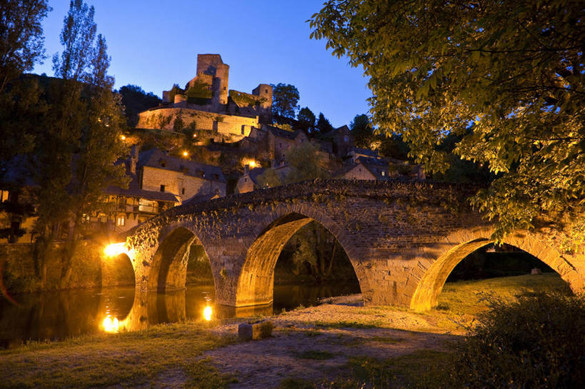 无人,家,横图,室外,夜晚,正面,旅游,度假,河流,名胜古迹,树林,水,植物,标志建筑,地标,建筑,路灯,桥梁,照明,法国,欧洲,阴影,遗迹,光线,影子,房屋,屋子,河水,水流,桥,灯光,古迹,文物,娱乐,建设,古建筑,石桥,楼房,拱桥,住宅,灯,树,树木,蓝色,绿色,蓝天,天空,自然,天,享受,休闲,旅游胜地,放松,拱形,生长,成长,人行桥,石拱桥,照亮,照明设备,西欧,法兰西,古文明,法兰西共和国,法兰西第五共和国,南部.比利牛斯,阿韦龙省,南部.比利牛斯大区,彩图,房子