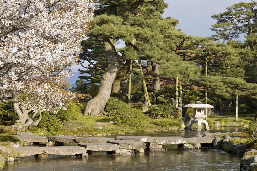 无人,横图,室外,白天,正面,旅游,度假,草地,草坪,河流,美景,水,植物,日本,亚洲,阴影,波纹,盛开,光线,影子,河水,景观,水流,涟漪,花蕾,娱乐,草,花,花瓣,花朵,鲜花,树,树木,蓝色,绿色,倒影,蓝天,水纹,天空,阳光,自然,波浪,天,花苞,花蕊,享受,休闲,景色,放松,生长,晴朗,成长,倒映,自然风光,东亚,金泽,本州,万里无云,本州岛,日本国,金沢,金沢市,石川,石川县,中部地方,兼六园,水晕,县厅,反照,晴空,晴空万里,彩图,金泽市