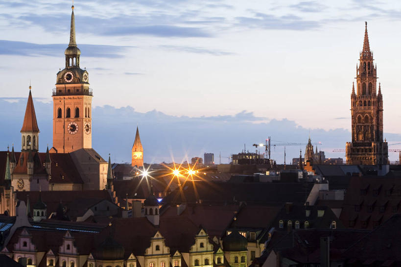 无人,家,教堂,横图,俯视,航拍,室外,白天,旅游,度假,名胜古迹,日落,标志建筑,地标,建筑,路灯,照明,德国,欧洲,阴影,节日,遗迹,光线,影子,房屋,屋子,晚霞,霞光,落日,公寓,灯光,古迹,文化,文物,娱乐,建设,古建筑,洋房,楼房,慕尼黑,住宅,灯,黄昏,祈祷,享受,休闲,健康,旅游胜地,彩霞,放松,许愿,宗教,信仰,纪念,祈求,照亮,基督教,照明设备,西欧,鸟瞰,天主教,信念,古文明,德意志联邦共和国,首府,巴伐利亚,巴伐利亚州,拜恩州,拜恩自由州,夕照,薄暮,慕尼黑新市政厅,平安,夕阳,彩图,高角度拍摄,傍晚,房子,大教堂,礼拜堂,斜阳