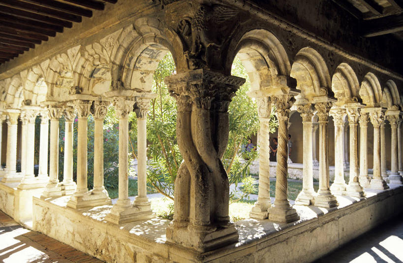 无人,教堂,横图,室内,白天,正面,旅游,度假,植物,门,标志建筑,地标,建筑,雕塑,法国,欧洲,阴影,节日,艺术,装饰,光线,雕刻,雕像,影子,柱子,拱门,走道,走廊,过道,文化,娱乐,建设,石雕,树,树木,绿色,阳光,自然,工艺品,门框,祈祷,享受,休闲,健康,旅游胜地,放松,许愿,宗教,信仰,生长,成长,纪念,祈求,美术,基督教,西欧,天主教,法兰西,主题,陈列,信念,艾克斯,法兰西共和国,功能,美学,法兰西第五共和国,普罗旺斯.阿尔卑斯.蓝色海岸,普罗旺斯.阿尔卑斯.蓝色海岸大区,罗讷河口省,罗讷河口,平安,彩图,大教堂,礼拜堂,普罗旺斯地区艾克斯