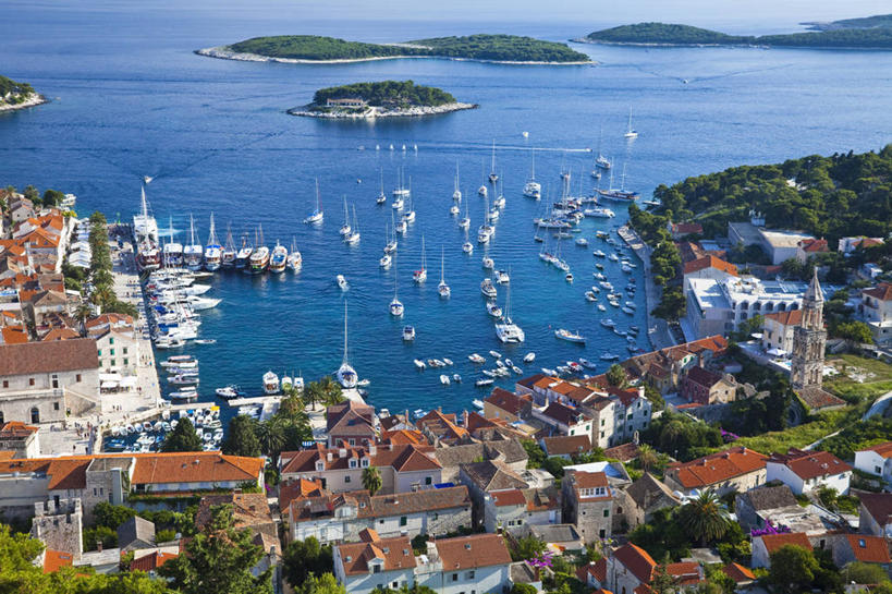 帆船,无人,家,码头,横图,俯视,航拍,室外,白天,旅游,度假,岛屿,海浪,海洋,美景,树林,植物,城市风光,城市,港口,建筑,船,欧洲,克罗地亚,阴影,光线,瓦片,影子,房屋,屋顶,屋子,岛,景观,浪花,公寓,顶棚,瓦,娱乐,建设,洋房,楼房,住宅,树,树木,蓝色,绿色,蓝天,天空,阳光,自然,海水,交通工具,天,享受,休闲,景色,放松,建造,生长,晴朗,成长,地中海,鸟瞰,载具,海景,屋瓦,万里无云,克罗地亚共和国,亚得里亚海,赫瓦尔岛,斯普利特.达尔马提亚县,大海,风浪,海,海水的波动,近岸浪,列岛,群岛,涌浪,诸岛,晴空,晴空万里,彩图,高角度拍摄,房子,摆渡口,埠头,渡口,渡头,港湾,海港,货运码头,口岸,商港,斯普利特.达尔马提亚,赫瓦尔