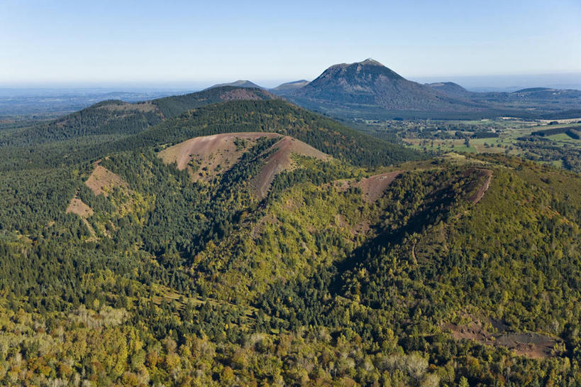 无人,横图,俯视,航拍,室外,白天,旅游,度假,草地,草坪,火山,美景,森林,山,山脉,树林,植物,法国,欧洲,阴影,光线,影子,景观,山峰,山峦,娱乐,草,树,树木,蓝色,绿色,蓝天,天空,阳光,自然,群山,天,享受,休闲,景色,放松,生长,晴朗,成长,西欧,鸟瞰,法兰西,自然风光,万里无云,法兰西共和国,法兰西第五共和国,奥弗涅,奥弗涅大区,多姆山,活火山,晴空,晴空万里,彩图,高角度拍摄