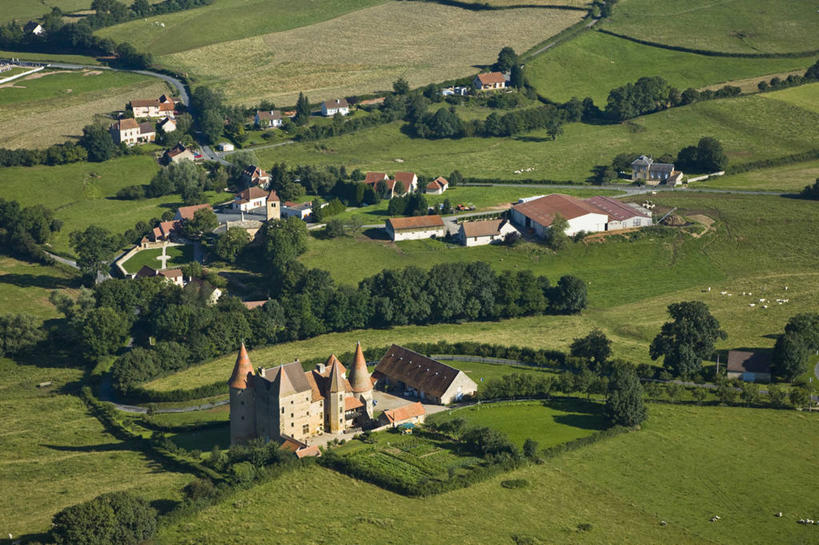 无人,家,横图,俯视,航拍,室外,白天,旅游,度假,草地,草坪,名胜古迹,树林,植物,标志建筑,地标,建筑,法国,欧洲,阴影,遗迹,光线,影子,堡垒,城堡,房屋,屋子,古迹,文物,娱乐,建设,古建筑,楼房,住宅,草,树,树木,绿色,阳光,自然,享受,休闲,旅游胜地,放松,生长,成长,勃艮第,西欧,要塞,鸟瞰,法兰西,古文明,法兰西共和国,法兰西第五共和国,设防,勃艮第大区,索恩.卢瓦尔省,彩图,高角度拍摄,房子