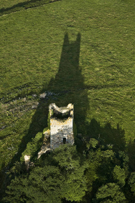 无人,家,竖图,俯视,航拍,室外,白天,旅游,度假,草地,草坪,石头,名胜古迹,树林,植物,标志建筑,地标,建筑,法国,欧洲,阴影,遗迹,光线,石子,影子,堡垒,城堡,房屋,屋子,古迹,文物,娱乐,建设,古建筑,楼房,废墟,住宅,草,树,树木,绿色,阳光,自然,享受,休闲,旅游胜地,放松,生长,成长,勃艮第,西欧,要塞,鸟瞰,法兰西,古文明,法兰西共和国,法兰西第五共和国,设防,勃艮第大区,索恩.卢瓦尔省,石块,岩石,彩图,高角度拍摄,房子
