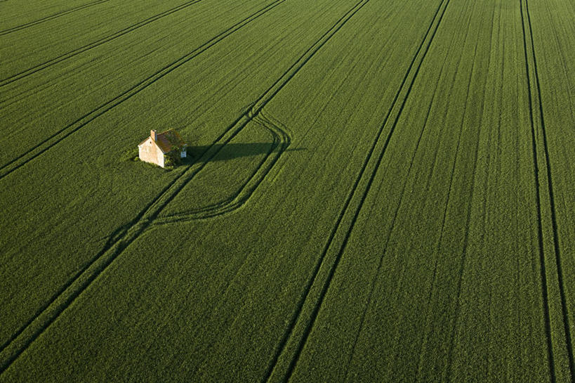 无人,家,农田,横图,俯视,航拍,室外,白天,旅游,度假,庄稼,农作物,小麦,美景,法国,欧洲,阴影,光线,影子,房屋,屋子,景观,谷物,麦田,娱乐,楼房,住宅,阳光,自然,享受,休闲,景色,放松,麦子,西欧,鸟瞰,法兰西,自然风光,法兰西共和国,法兰西第五共和国,卢瓦尔.谢尔省,中央大区,彩图,高角度拍摄,耕地,庄稼田,房子