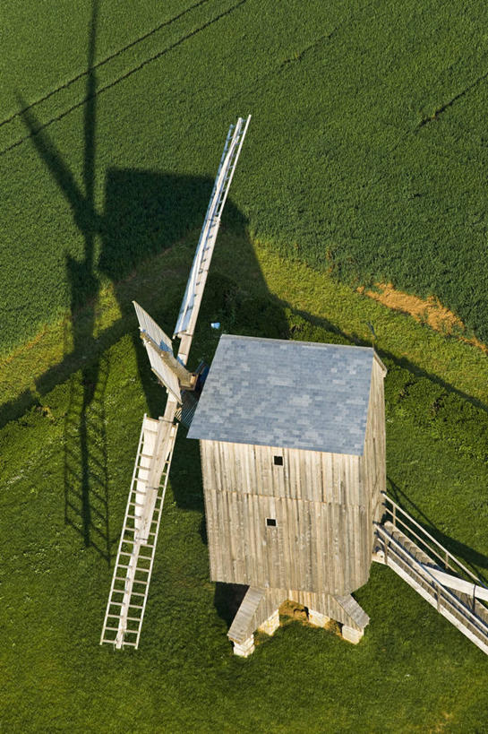 无人,竖图,俯视,航拍,室外,白天,旅游,度假,农业,风能,风力发电机,草地,草坪,美景,植物,风车,法国,欧洲,阴影,环保,电力,光线,影子,景观,娱乐,设备,草,绿色,阳光,自然,享受,休闲,发电,机械,景色,放松,工业,能源,资源,风力机,西欧,鸟瞰,法兰西,自然风光,利用,低碳,法兰西共和国,法兰西第五共和国,卢瓦尔.谢尔省,中央大区,风力发电,风力涡轮机,彩图,高角度拍摄,塔尔西,布卢瓦区