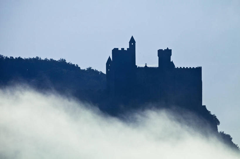 无人,家,横图,室外,白天,正面,旅游,度假,名胜古迹,植物,雾,标志建筑,地标,建筑,法国,欧洲,朦胧,模糊,遗迹,堡垒,城堡,房屋,屋子,背光,古迹,文物,娱乐,建设,古建筑,楼房,住宅,树,树木,蓝色,绿色,蓝天,天空,自然,天,享受,休闲,旅游胜地,放松,生长,晴朗,成长,迷雾,西欧,要塞,法兰西,逆光,古文明,万里无云,法兰西共和国,阿基坦,法兰西第五共和国,多尔多涅省,亚魁当,阿基坦大区,设防,多尔多涅,大雾,晴空,晴空万里,彩图,房子,贝纳克和卡泽纳克,萨拉拉卡内达区