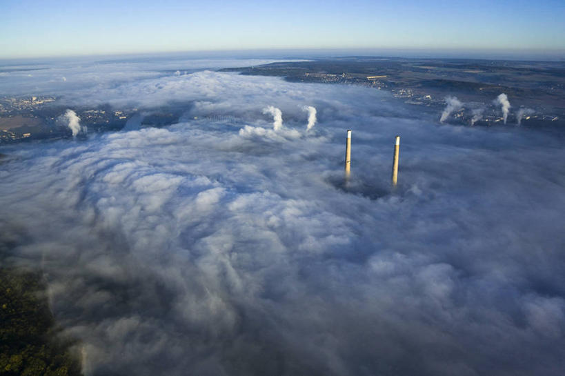 无人,工厂,停车场,横图,俯视,航拍,室外,白天,法国,欧洲,阴影,电力,光线,电线,电线杆,线,影子,烟雾,电能,线路,蓝色,蓝天,天空,阳光,天,工业,晴朗,电,电源,污染,危害,西欧,鸟瞰,法兰西,能量,有害,万里无云,法兰西共和国,法兰西第五共和国,法兰西岛,环境污染,伊夫林省,法兰西岛大区,晴空,晴空万里,彩图,高角度拍摄,泊车场,制造厂,大气污染,生产工厂