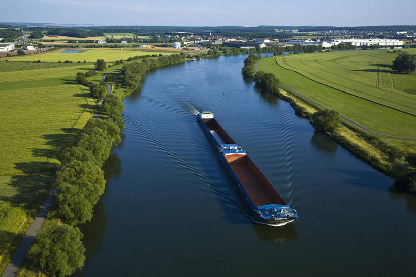 无人,家,横图,俯视,航拍,室外,白天,旅游,度假,草地,草坪,河流,美景,水,植物,船,法国,欧洲,一艘,阴影,光线,影子,房屋,屋子,河水,景观,水流,集装箱,娱乐,货柜,楼房,住宅,草,树,树木,蓝色,绿色,倒影,蓝天,天空,阳光,自然,箱子,交通工具,天,享受,休闲,景色,放松,运输,生长,晴朗,成长,倒映,西欧,鸟瞰,法兰西,自然风光,载具,货船,物流,万里无云,法兰西共和国,法兰西第五共和国,反照,洛林,洛林大区,摩泽尔省,晴空,晴空万里,彩图,高角度拍摄,房子,商船