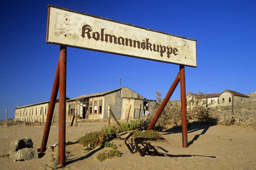 无人,公园,家,横图,室外,白天,正面,旅游,度假,美景,沙漠,植物,非洲,纳米比亚,阴影,光线,标志,文字,影子,字符,字母,房屋,屋子,景观,娱乐,标识,楼房,住宅,树,树木,蓝色,绿色,蓝天,天空,阳光,自然,天,享受,休闲,景色,放松,生长,晴朗,成长,国家公园,自然风光,万里无云,纳米比亚共和国,纳米布沙漠,纳米布.诺克卢福国家公园,纳米比沙漠,卡曼斯科,大漠,砂漠,晴空,晴空万里,彩图,房子