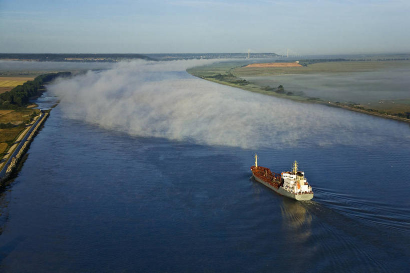 无人,横图,俯视,航拍,室外,白天,旅游,度假,草地,草坪,河流,美景,水,植物,雾,船,法国,欧洲,一艘,阴影,波纹,飞溅,朦胧,模糊,溅,光线,液体,影子,河水,景观,水滴,水流,娱乐,油轮,水珠,草,树,树木,蓝色,绿色,倒影,蓝天,水纹,天空,阳光,自然,船尾波,交通工具,波浪,天,享受,休闲,景色,放松,生长,晴朗,成长,迷雾,倒映,西欧,鸟瞰,喷洒,法兰西,自然风光,载具,万里无云,法兰西共和国,法兰西第五共和国,反照,上诺曼底,上诺曼底大区,滨海塞纳省,大雾,晴空,晴空万里,彩图,高角度拍摄,商船,油船,运输船舶