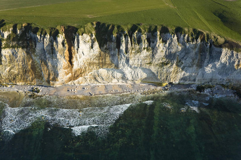 无人,横图,俯视,航拍,室外,白天,旅游,度假,草地,草坪,海浪,海洋,石头,美景,植物,法国,欧洲,阴影,光线,石子,影子,景观,浪花,悬崖,娱乐,草,绿色,阳光,自然,海水,享受,休闲,景色,放松,西欧,鸟瞰,法兰西,自然风光,海景,法兰西共和国,法兰西第五共和国,绝壁,上诺曼底,上诺曼底大区,滨海塞纳省,费康,大海,风浪,海,海水的波动,近岸浪,石块,岩石,涌浪,彩图,高角度拍摄