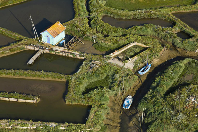 无人,家,横图,俯视,航拍,室外,白天,旅游,度假,草地,草坪,美景,植物,法国,欧洲,阴影,光线,影子,房屋,屋子,景观,娱乐,楼房,住宅,草,绿色,阳光,自然,享受,休闲,景色,放松,沼泽,西欧,鸟瞰,法兰西,自然风光,法兰西共和国,法兰西第五共和国,普瓦图.夏朗德,普瓦图.夏朗德大区,滨海夏朗德省,彩图,高角度拍摄,房子