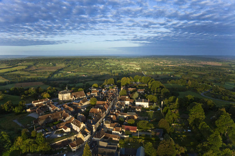 无人,家,横图,俯视,航拍,室外,白天,旅游,度假,草地,草坪,美景,树林,植物,法国,欧洲,阴影,光线,影子,房屋,屋子,地平线,景观,云,云朵,辽阔,地面,云彩,娱乐,楼房,住宅,草,树,树木,蓝色,绿色,白云,蓝天,天空,阳光,自然,天,享受,休闲,广阔,景色,放松,生长,晴朗,成长,一望无际,西欧,鸟瞰,法兰西,自然风光,延伸,法兰西共和国,天地相交,法兰西第五共和国,无边无际,一马平川,下诺曼底,下诺曼底大区,晴空,彩图,高角度拍摄,房子,奥恩省
