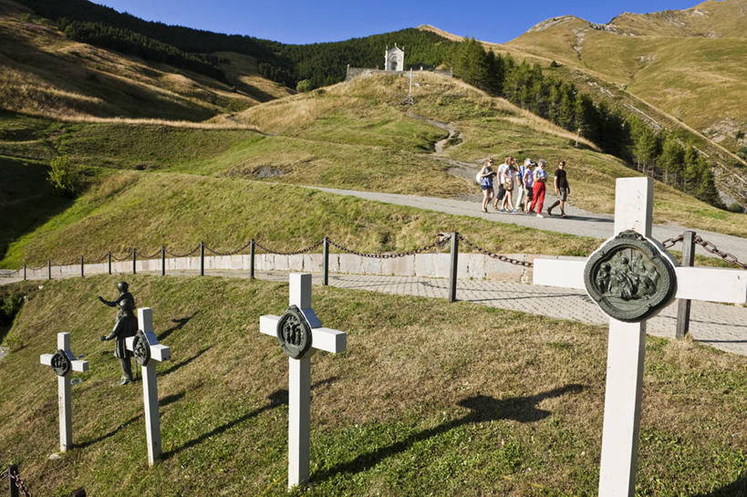 无人,横图,室外,白天,正面,旅游,度假,草地,草坪,美景,山,山脉,植物,法国,欧洲,阴影,节日,光线,十字架,影子,景观,山峰,山峦,文化,娱乐,草,树,树木,蓝色,绿色,蓝天,天空,阳光,自然,群山,天,祈祷,享受,休闲,墓地,健康,景色,放松,许愿,宗教,信仰,生长,晴朗,成长,纪念,祈求,死亡,掩埋,坟墓,陵墓,基督教,西欧,天主教,法兰西,自然风光,坟场,万里无云,法兰西共和国,法兰西第五共和国,殒命,灭亡,埋葬,伊泽尔省,安葬,平安,晴空,晴空万里,彩图,罗讷.阿尔卑斯,罗讷.阿尔卑斯大区