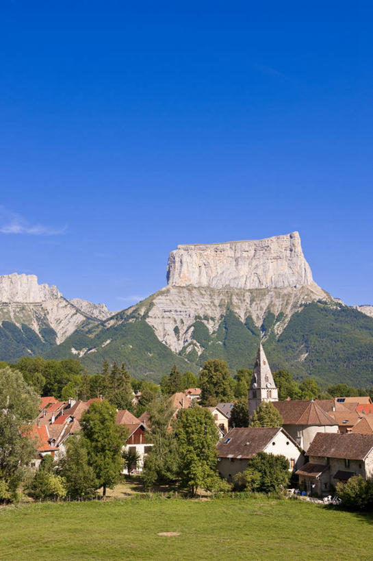 无人,家,教堂,竖图,室外,白天,正面,旅游,度假,草地,草坪,石头,美景,山,山脉,植物,法国,欧洲,阴影,节日,光线,石子,影子,房屋,屋子,景观,山峰,云,云朵,山峦,云彩,文化,娱乐,楼房,住宅,草,树,树木,蓝色,绿色,白云,蓝天,天空,阳光,自然,群山,天,祈祷,享受,休闲,健康,景色,放松,许愿,宗教,信仰,生长,晴朗,成长,纪念,祈求,基督教,西欧,天主教,法兰西,自然风光,信念,法兰西共和国,省会,法兰西第五共和国,格勒诺布尔,伊泽尔省,平安,石块,岩石,晴空,彩图,房子,大教堂,礼拜堂,罗讷.阿尔卑斯,罗讷.阿尔卑斯大区,希希利昂,格雷诺布尔区