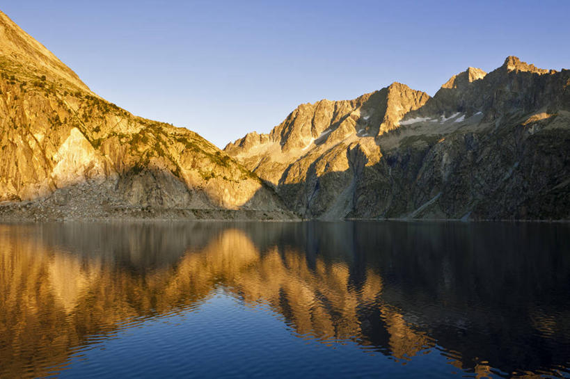 无人,横图,室外,白天,正面,旅游,度假,湖,湖泊,石头,美景,山,山脉,水,法国,欧洲,阴影,波纹,光线,石子,影子,湖面,景观,山峰,水流,水面,涟漪,山峦,娱乐,蓝色,倒影,蓝天,水纹,天空,阳光,自然,波浪,湖水,群山,天,享受,休闲,景色,放松,晴朗,倒映,西欧,法兰西,自然风光,万里无云,法兰西共和国,水晕,法兰西第五共和国,反照,南部.比利牛斯,上比利牛斯省,南部.比利牛斯大区,石块,岩石,晴空,晴空万里,彩图
