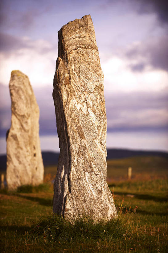 无人,竖图,室外,白天,正面,旅游,度假,草地,草坪,石头,美景,名胜古迹,日落,植物,标志建筑,地标,建筑,英国,欧洲,遗迹,石子,景观,晚霞,霞光,落日,古迹,文物,娱乐,建设,古建筑,苏格兰,草,绿色,自然,黄昏,享受,休闲,旅游胜地,景色,彩霞,放松,西欧,自然风光,大不列颠,古文明,大不列颠及北爱尔兰联合王国,苏格兰王国,夕照,薄暮,刘易斯岛,外赫布里底群岛,石块,岩石,夕阳,彩图,傍晚,卡拉尼什巨石阵,大不列颠王国,大英帝国,联合王国,日不落帝国,斜阳