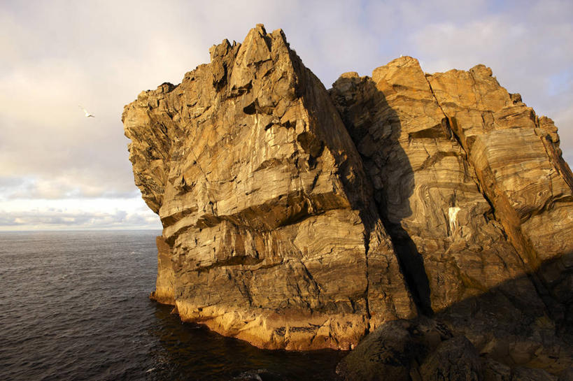 无人,横图,室外,白天,正面,旅游,度假,海浪,海洋,石头,美景,沙滩,英国,欧洲,阴影,光线,沙子,石子,影子,海岸,景观,浪花,悬崖,云,云朵,沙地,云彩,娱乐,苏格兰,蓝色,白云,蓝天,天空,阳光,自然,海水,天,享受,休闲,景色,放松,晴朗,西欧,自然风光,大不列颠,海景,大不列颠及北爱尔兰联合王国,绝壁,苏格兰王国,刘易斯岛,外赫布里底群岛,大海,风浪,海,海水的波动,海滩,近岸浪,石块,岩石,涌浪,晴空,彩图,大不列颠王国,大英帝国,联合王国,日不落帝国