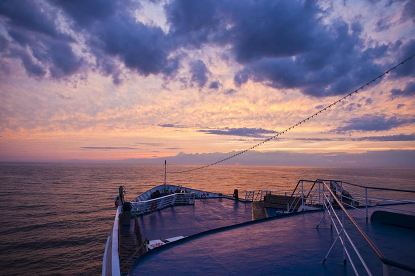 无人,横图,室外,白天,正面,旅游,度假,海浪,海洋,美景,日落,船,加拿大,一艘,景观,浪花,水平线,晚霞,霞光,落日,辽阔,海平线,娱乐,游轮,游船,自然,海水,黄昏,交通工具,邮轮,享受,休闲,广阔,景色,彩霞,放松,一望无际,北美,北美洲,自然风光,载具,美洲,海景,北亚美利加洲,亚美利加洲,旅游船,魁北克省,无边无际,一马平川,夕照,薄暮,大海,风浪,海,海水的波动,近岸浪,涌浪,夕阳,彩图,傍晚,盖斯佩半岛,古壁省,魁省,水天相接,水天一线,斜阳