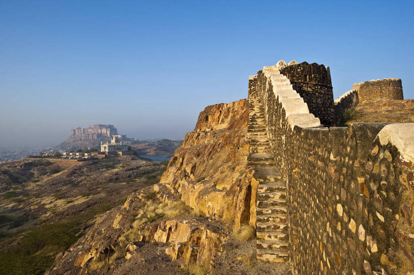 无人,横图,室外,白天,正面,旅游,度假,石头,名胜古迹,山,山脉,标志建筑,地标,建筑,印度,亚洲,阴影,遗迹,光线,石子,影子,墙,山峰,山峦,古迹,文物,娱乐,建设,古建筑,墙壁,墙面,蓝色,蓝天,天空,阳光,群山,天,享受,休闲,旅游胜地,放松,晴朗,南亚,古文明,万里无云,拉贾斯坦邦,拉贾斯坦,印度共和国,焦特布尔,梅兰加尔古堡,佐德普尔,石块,岩石,晴空,晴空万里,彩图