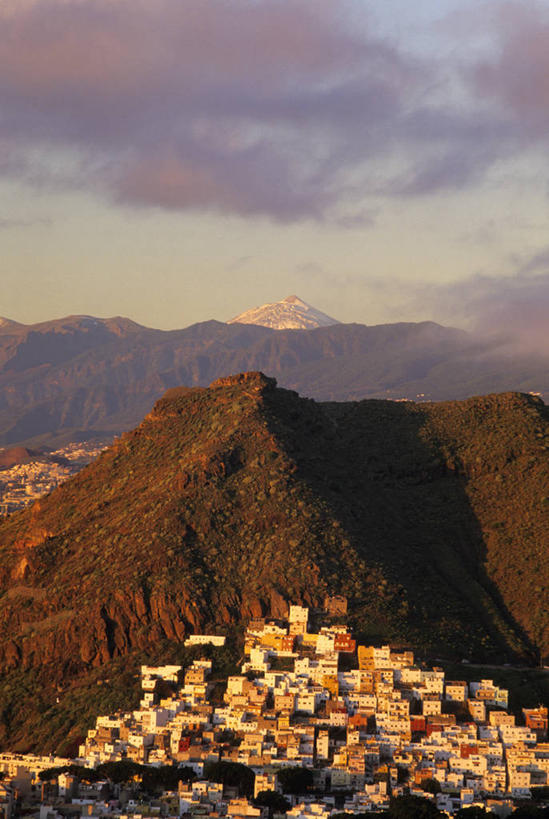 无人,家,竖图,室外,白天,正面,旅游,度假,石头,美景,日落,山,山脉,西班牙,非洲,石子,房屋,屋子,景观,山峰,晚霞,霞光,落日,公寓,山峦,娱乐,洋房,楼房,住宅,天空,自然,黄昏,群山,天,享受,休闲,景色,彩霞,放松,加纳利群岛,自然风光,加那利群岛,西班牙王国,阿非利加洲,海外领地,夕照,薄暮,特内里费岛,石块,岩石,夕阳,彩图,傍晚,房子,圣克鲁斯.德特内里费省,特尼里弗岛,斜阳