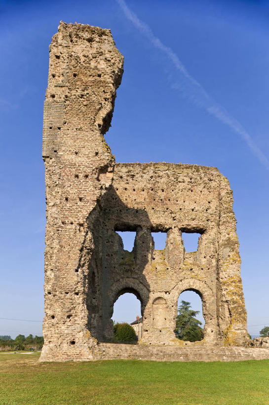 无人,教堂,竖图,室外,白天,正面,旅游,度假,草地,草坪,名胜古迹,植物,标志建筑,地标,建筑,法国,欧洲,阴影,节日,遗迹,光线,影子,墙,云,云朵,云彩,古迹,文化,文物,娱乐,建设,古建筑,废墟,墙壁,墙面,草,蓝色,绿色,白云,蓝天,天空,阳光,天,祈祷,享受,休闲,健康,旅游胜地,放松,许愿,宗教,信仰,晴朗,纪念,祈求,勃艮第,西欧,法兰西,信念,古文明,法兰西共和国,法兰西第五共和国,勃艮第大区,索恩.卢瓦尔省,平安,晴空,彩图,大教堂,礼拜堂