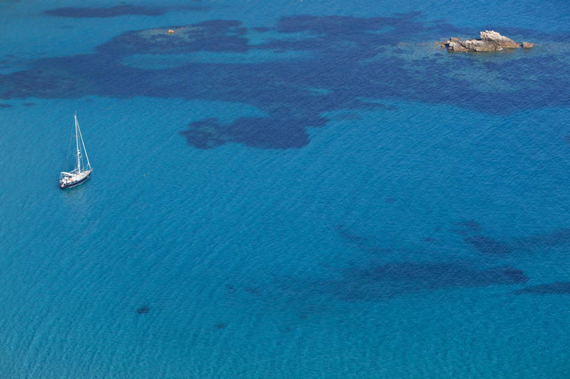 帆船,无人,横图,俯视,航拍,室外,白天,旅游,度假,岛屿,海浪,海洋,美景,船,法国,欧洲,一艘,停靠,阴影,光线,影子,岛,景观,浪花,娱乐,阳光,自然,海水,交通工具,享受,休闲,景色,放松,科西嘉,科西嘉岛,西欧,鸟瞰,停泊,法兰西,自然风光,载具,海景,法兰西共和国,法兰西第五共和国,南科西嘉,南科西嘉省,科西嘉大区,大海,风浪,海,海水的波动,近岸浪,列岛,群岛,涌浪,诸岛,彩图,高角度拍摄