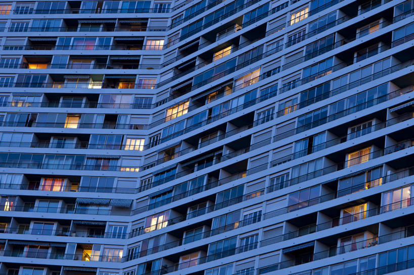 无人,高楼大厦,露台,横图,室外,夜晚,仰视,度假,美景,阳台,城市风光,城市,大厦,建筑,摩天大楼,法国,欧洲,一排,阴影,整齐,并列,并排,光线,影子,景观,灯光,娱乐,排列,享受,休闲,景色,放松,西欧,队列,法兰西,平行,法兰西共和国,法兰西第五共和国,普罗旺斯.阿尔卑斯.蓝色海岸,普罗旺斯.阿尔卑斯.蓝色海岸大区,罗讷河口省,罗讷河口,彩图,低角度拍摄,大楼,高层建筑,高楼,露天阳台,摩天楼,莱斯佩尼斯米拉波