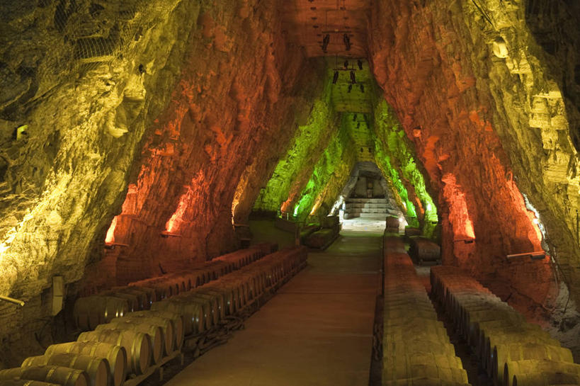 无人,横图,室内,白天,正面,旅游,度假,石头,标志建筑,地标,建筑,法国,欧洲,一排,阴影,整齐,并列,并排,反射,石子,影子,墙,洞,娱乐,建设,酒窖,墙壁,墙面,排列,享受,休闲,旅游胜地,放松,洞穴,西欧,队列,法兰西,平行,穴,法兰西共和国,法兰西第五共和国,朗格多克.鲁西永,朗格多克.鲁西永大区,石块,岩石,彩图,酒库