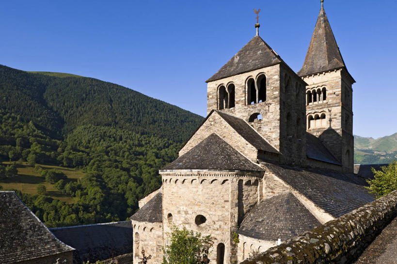 无人,教堂,横图,室外,白天,正面,旅游,度假,森林,山,山脉,树林,植物,标志建筑,地标,建筑,法国,欧洲,阴影,节日,光线,影子,山峰,山峦,文化,娱乐,建设,树,树木,蓝色,绿色,蓝天,天空,阳光,自然,群山,天,祈祷,享受,休闲,健康,旅游胜地,放松,许愿,宗教,信仰,生长,晴朗,成长,纪念,祈求,西欧,法兰西,信念,万里无云,法兰西共和国,法兰西第五共和国,南部.比利牛斯,南部.比利牛斯大区,上加龙,上加龙省,平安,晴空,晴空万里,彩图,大教堂,礼拜堂