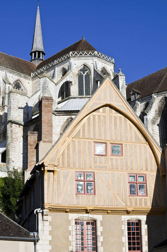 无人,家,教堂,竖图,室外,白天,正面,旅游,度假,窗户,标志建筑,地标,建筑,法国,欧洲,阴影,节日,光线,影子,房屋,屋子,文化,娱乐,建设,楼房,玻璃窗,住宅,蓝色,蓝天,天空,阳光,天,祈祷,享受,休闲,健康,旅游胜地,放松,许愿,宗教,信仰,晴朗,纪念,祈求,勃艮第,西欧,法兰西,信念,万里无云,法兰西共和国,首府,法兰西第五共和国,勃艮第大区,约讷省,平安,晴空,晴空万里,彩图,房子,大教堂,礼拜堂,欧塞尔