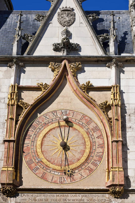 无人,教堂,竖图,室外,白天,正面,旅游,度假,标志建筑,地标,建筑,法国,欧洲,阴影,节日,时间,光线,标志,时钟,数字,文字,影子,字符,罗马数字,计时,文化,娱乐,标识,建设,蓝色,蓝天,天空,阳光,钟表,天,祈祷,享受,休闲,健康,表,旅游胜地,放松,许愿,宗教,信仰,晴朗,纪念,祈求,准确,勃艮第,西欧,法兰西,精准,信念,日晷,万里无云,法兰西共和国,首府,法兰西第五共和国,塔钟,日规,勃艮第大区,约讷省,平安,钟,晴空,晴空万里,彩图,大教堂,礼拜堂,欧塞尔