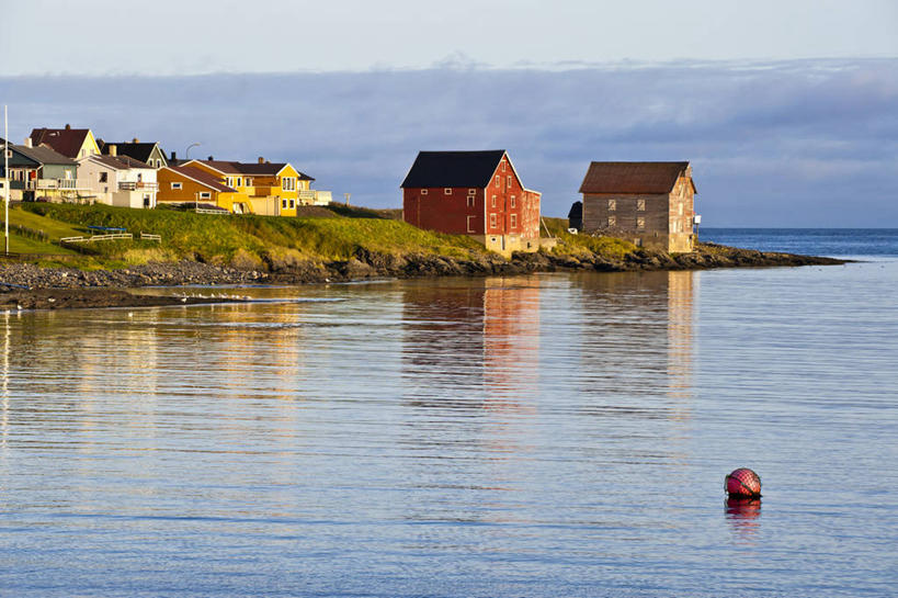 无人,家,横图,室外,白天,正面,旅游,度假,草地,草坪,湖,湖泊,美景,水,植物,挪威,欧洲,阴影,波纹,光线,影子,房屋,屋子,湖面,景观,水流,水面,公寓,涟漪,娱乐,洋房,楼房,住宅,草,蓝色,绿色,蓝天,水纹,天空,阳光,自然,波浪,湖水,天,享受,休闲,景色,放松,晴朗,斯堪的纳维亚,自然风光,北欧,斯堪的那维亚,斯堪的那维亚半岛,斯堪的纳维亚半岛,万里无云,水晕,拉普兰,挪威王国,芬马克,芬马克郡,诺尔兰,诺尔兰郡,晴空,晴空万里,彩图,房子
