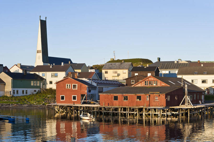 无人,家,教堂,横图,室外,白天,正面,旅游,度假,湖,湖泊,水,标志建筑,地标,建筑,挪威,欧洲,阴影,波纹,节日,时间,光线,时钟,影子,房屋,屋子,湖面,水流,水面,涟漪,计时,文化,娱乐,建设,楼房,住宅,蓝色,蓝天,水纹,天空,阳光,钟表,波浪,湖水,天,祈祷,享受,休闲,健康,表,旅游胜地,放松,许愿,宗教,信仰,晴朗,纪念,祈求,斯堪的纳维亚,北欧,斯堪的那维亚,斯堪的那维亚半岛,斯堪的纳维亚半岛,信念,万里无云,水晕,塔钟,拉普兰,挪威王国,芬马克,芬马克郡,诺尔兰,诺尔兰郡,平安,钟,晴空,晴空万里,彩图,房子,大教堂,礼拜堂