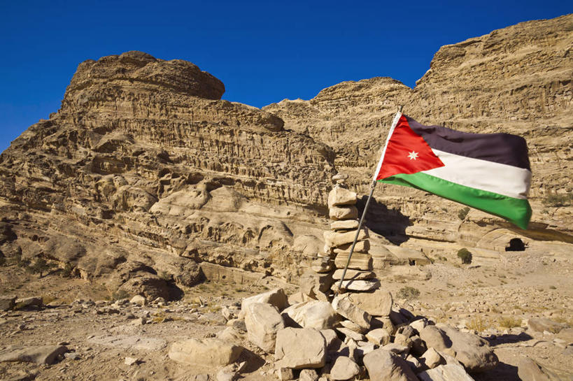 无人,横图,室外,白天,正面,旅游,度假,石头,名胜古迹,山,山脉,标志建筑,地标,建筑,旗帜,国旗,约旦,亚洲,阴影,条纹,遗迹,光线,三角形,石子,图形,影子,山峰,星星,古城,山峦,一颗,几何,古迹,文物,娱乐,建设,古建筑,废墟,红色,蓝色,绿色,白色,黑色,蓝天,天空,阳光,群山,天,享受,休闲,星形,旅游胜地,放松,晴朗,数学,西亚,古文明,万里无云,佩特拉,佩特拉城,佩特拉古城,佩特拉遗址,约旦哈希姆王国,旗,石块,岩石,晴空,晴空万里,彩图,几何图形,约旦国旗