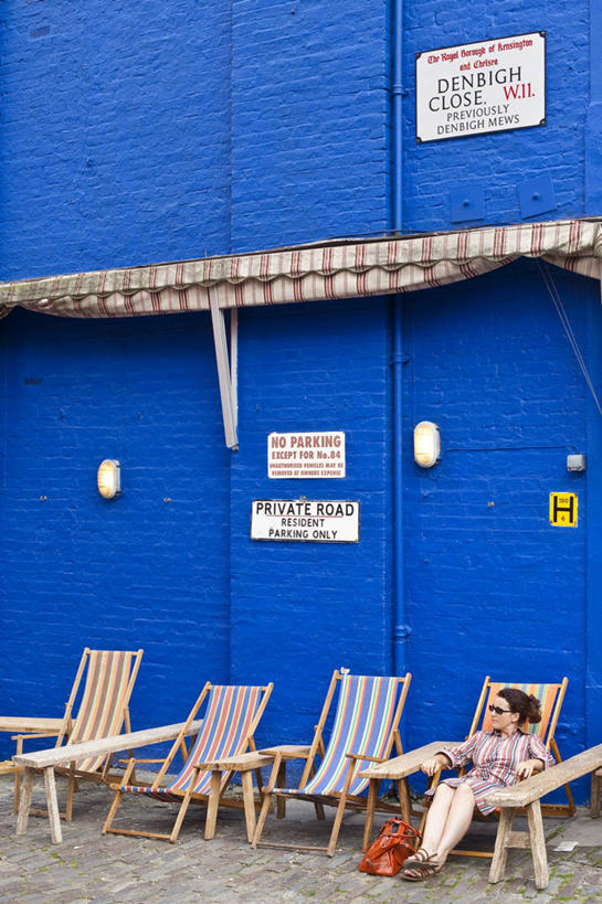 西方人,一个人,家,坐,竖图,室外,白天,正面,度假,美景,城市风光,城市,椅子,英国,欧洲,伦敦,欧洲人,仅一个女性,仅一个人,一排,阴影,服装,整齐,并列,并排,光线,影子,房屋,木椅,墙,躺椅,屋子,景观,首都,四把,注视,休闲装,娱乐,楼房,墙壁,墙面,住宅,排列,衣服,蓝色,阳光,观察,看,仅一个中年女性,享受,休闲,休闲服,景色,放松,搭,服饰,观看,察看,西欧,搭着,队列,关注,大不列颠,平行,大不列颠及北爱尔兰联合王国,雾都,诺丁山,女人,女性,中年女性,白种人,坐着,彩图,全身,房子,大不列颠王国,大英帝国,联合王国,日不落帝国