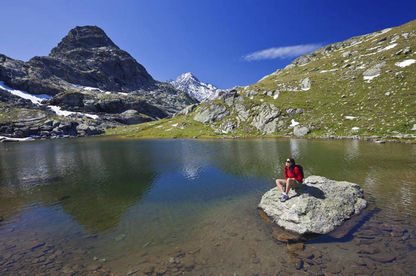 西方人,一个人,公园,坐,横图,室外,白天,正面,运动服,运动鞋,旅游,度假,湖,湖泊,石头,美景,沙滩,山,水,雪,雪山,大雪,鞋子,法国,欧洲,欧洲人,仅一个女性,仅一个人,阴影,波纹,服装,裤子,光线,包,墨镜,沙子,石子,眼镜,影子,冰,河岸,河滩,湖面,积雪,景观,山峰,水流,水面,雪景,云,云朵,冬季,冬天,涟漪,沙地,山峦,云彩,旅行包,注视,娱乐,运动裤,衣服,红色,蓝色,白云,蓝天,水纹,天空,阳光,自然,背包,太阳镜,太阳眼镜,波浪,湖水,天,观察,看,仅一个中年女性,享受,休闲,遮阳镜,景色,放松,寒冷,搭,服饰,晴朗,观看,休闲鞋,察看,冰冷,国家公园,衣着,西欧,穿着,搭着,关注,法兰西,自然风光,法兰西共和国,水晕,法兰西第五共和国,严寒,旅游包,冰凉,酷寒,凛冽,凛凛,极冷,衣饰,萨瓦省,女人,女性,中年女性,白种人,石块,岩石,晴空,坐着,彩图,全身,瓦勒迪泽尔,罗讷.阿尔卑斯,罗讷.阿尔卑斯大区,双肩包,运动装,瓦努瓦兹国家公园