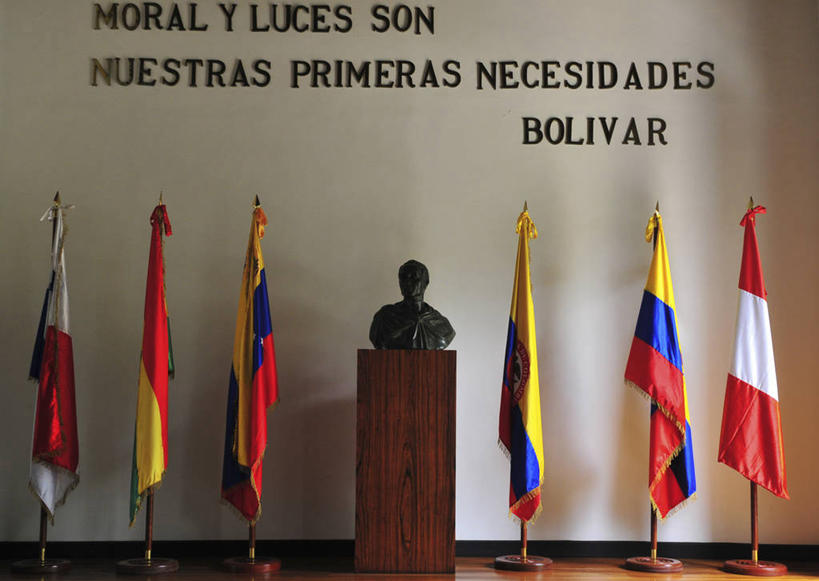 西方人,一个人,无人,博物馆,横图,室内,白天,正面,旅游,度假,标志建筑,地标,建筑,旗帜,国旗,雕塑,欧洲,委内瑞拉,欧洲人,仅一个男性,仅一个人,仅一个中年男性,阴影,研究,艺术,装饰,反射,英文,标志,雕刻,雕像,文字,影子,字符,字母,墙,教育,娱乐,标识,建设,墙壁,墙面,工艺品,享受,休闲,旅游胜地,南美,放松,纪念,展览,英文字母,美术,南美洲,拉丁美洲,欣赏,主题,美洲,陈列,一尊,首府,功能,美学,亚美利加洲,南亚美利加洲,委内瑞拉玻利瓦尔共和国,典藏,玻利瓦尔,男人,男性,中年男性,白种人,旗,半身,彩图,玻利瓦尔城,万国旗