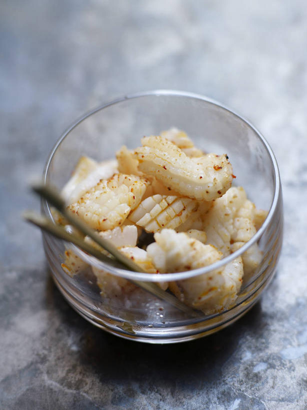 无人,竖图,俯视,室内,特写,白天,烹饪,西餐,餐桌,桌子,玻璃,阴影,朦胧,模糊,反射,影子,肉,鱼肉,料理,食品,菜肴,美食,肉类,竹签,玻璃制品,食物,容器,碗,西式,佳肴,餐台,储藏,储存,肉食,取食签,彩图,高角度拍摄,法国菜,贮存