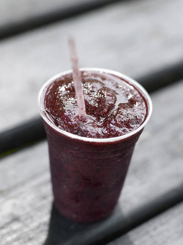 果汁,无人,竖图,俯视,室内,特写,白天,餐桌,桌子,杯子,阴影,反射,影子,塑料,饮品,一杯,饮料,红色,塑料制品,吸管,餐台,塑料杯,空心,可口,饮管,适口,彩图,高角度拍摄,圆柱状