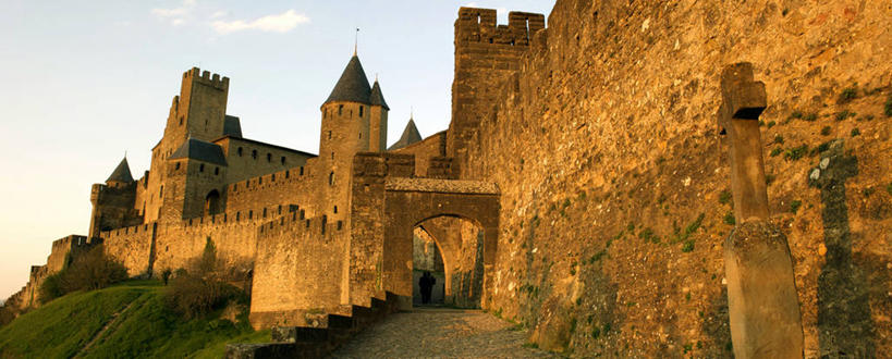 无人,家,横图,室外,白天,正面,旅游,度假,草地,草坪,名胜古迹,植物,标志建筑,地标,建筑,法国,欧洲,阴影,遗迹,光线,影子,堡垒,城堡,房屋,墙,屋子,云,云朵,云彩,古迹,文物,娱乐,建设,古建筑,楼房,墙壁,墙面,住宅,草,树,树木,蓝色,绿色,白云,蓝天,天空,阳光,自然,天,享受,休闲,旅游胜地,放松,生长,晴朗,成长,西欧,要塞,法兰西,古文明,法兰西共和国,卡尔卡松,首府,法兰西第五共和国,朗格多克.鲁西永,朗格多克.鲁西永大区,设防,奥德省,晴空,彩图,房子,卡尔卡松区